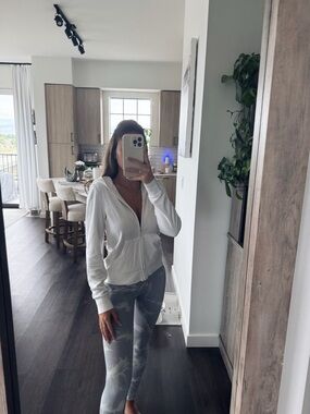 Vintage Juicy Couture White Zip Hoodie with Front Pockets (Size Large)